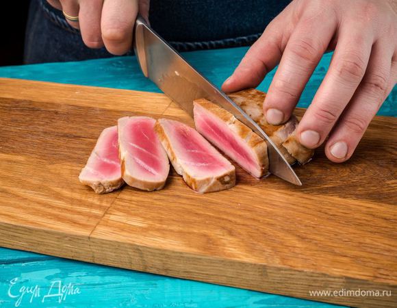 Обжаренное филе тунца тонко нарезать.