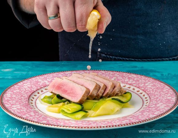 Выкладываем на тарелку жареные цукини с луком, затем тунца, сбрызгиваем лимонным соком, посыпаем солью и смесью перца по вкусу. 