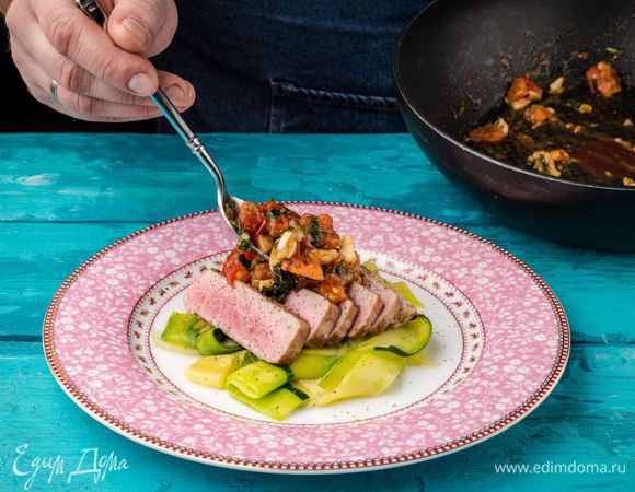 Помидоры с чесноком и зеленью выкладываем к блюду. Добавляем листья салата. 
