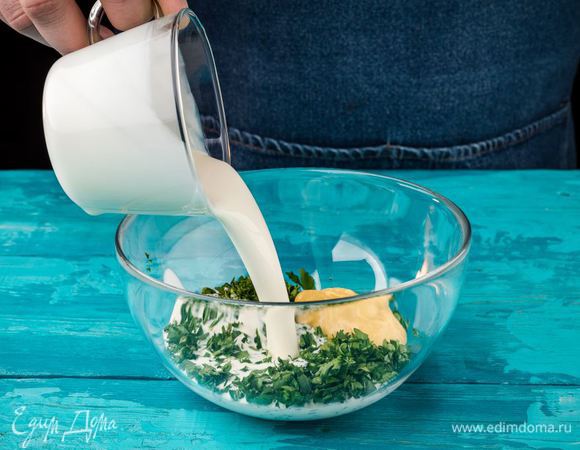 Приготовить пикантный соус. Измельчить петрушку, добавить сливки и горчицу. Посолить и поперчить по вкусу. Все хорошо перемешать.