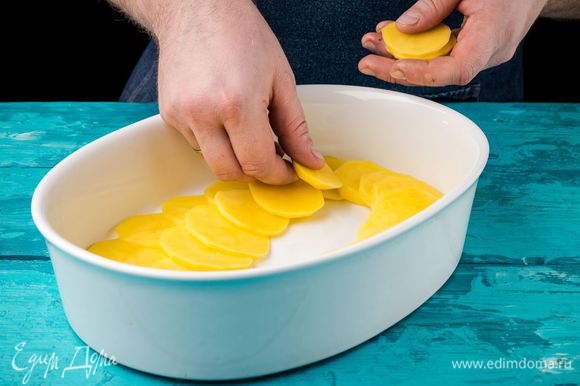 Картофель нарезать кружочками. Форму для запекания смазать оливковым маслом, выложить слой картофеля.