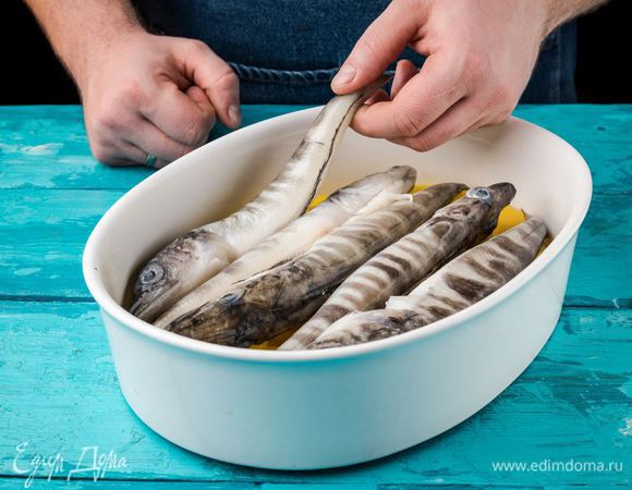 Сверху выложить рыбу.