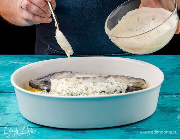 Полить рыбу соусом и запекать 30 минут при 200°С.