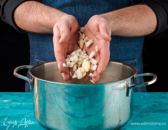Лук и чеснок нарезать мелко, обжарить в кастрюле на оливковом масле до золотистого цвета.