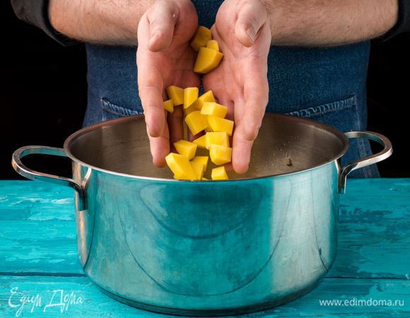 Картофель нарезать кубиками, добавить к луку. Влить необходимое количество воды. Ориентируйтесь по объему кастрюли. 