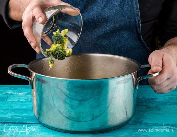 Брокколи промыть и разобрать на соцветия. Когда вода с картофелем вскипит, добавить брокколи. Варить 10 минут.