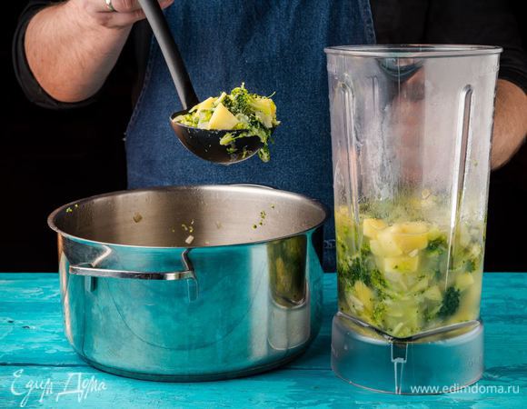 Добавить специи. Снять с огня и взбить суп блендером. 