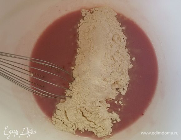 Всыпаем муку и разрыхлитель и снова перемешиваем.