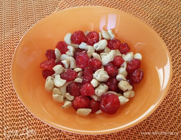 Измельчаем орехи, но так, чтобы они чувствовались в общей массе.