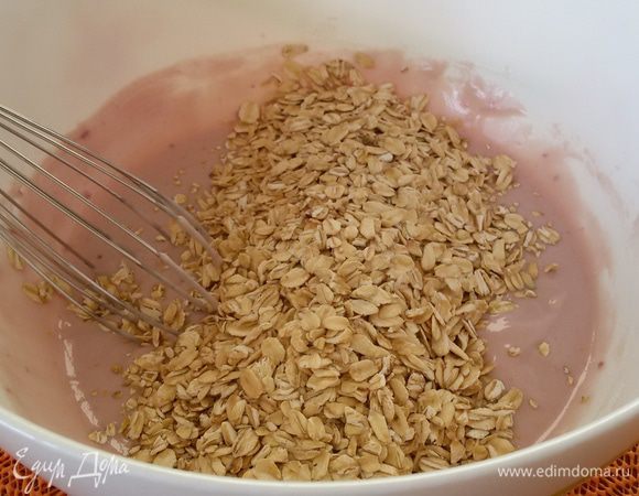 Добавляем овсяные хлопья и снова перемешиваем.