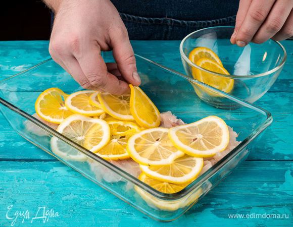 Посыпать пагра орегано, посолить, поперчить и выложить в форму. Сбрызнуть рыбу оливковым маслом, обложить кружками апельсина и оставить мариноваться на 20 — 30 минут.