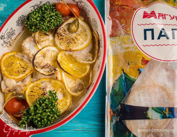 Готовую рыбу присыпать измельченной петрушкой и подавать.