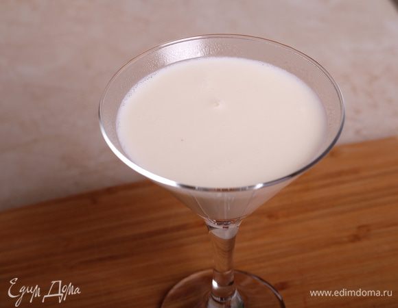Далее венчиком перешиваете до тех пор, пока желатин не «разойдется». Разливаем готовую молочную смесь по стаканам и ставим в холодильник на 4 — 5 часов до полного застывания.
