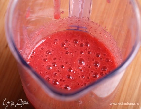 Пюрируем клубнику в блендере.