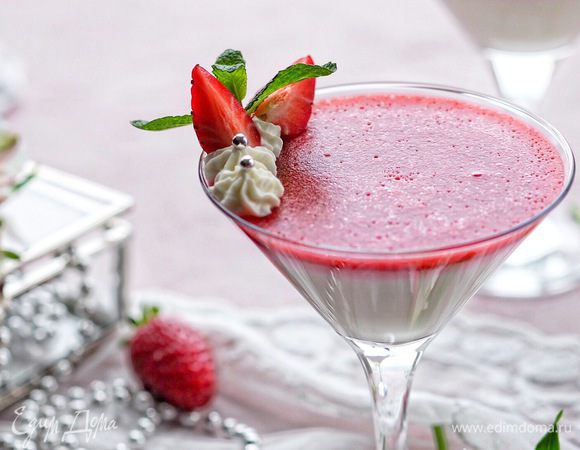 Разливаем кули поверх панна котты. Помещаем в холодильник минимум на 5 часов. Украшаем взбитыми сливками, ягодами клубники и листиками свежей мяты.