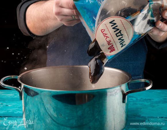 Мидии ТМ «Магуро» разморозить. Отварить на медленном огне, чтобы раскрылись створки. 