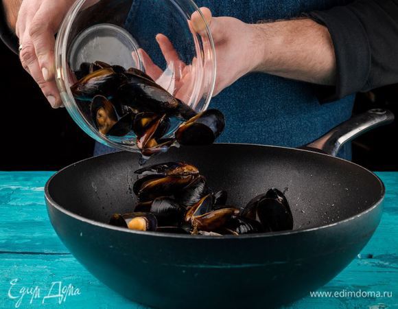 Добавить раскрывшиеся мидии в сковороду.
