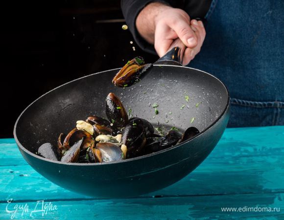 Измельчить петрушку. Добавить в сковороду, посолить, добавить специи по вкусу.