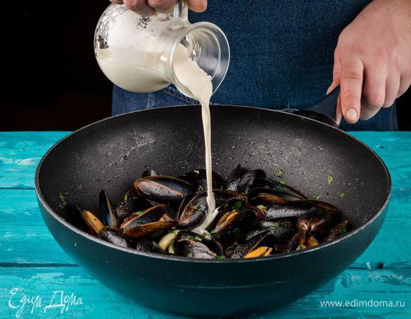 Влить сливки и тушить пять минут.