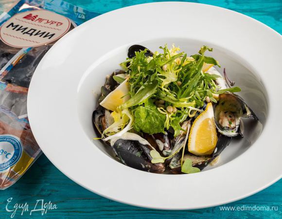 Выкладываем в тарелку мидии, поливаем соусом. Украшаем салатом и кусочком лимона. Аппетитное и легкое в приготовлении блюдо готово!