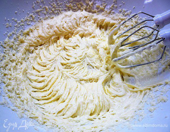 Приготовим сердечки. Для этого в миске взбиваем размягченное сливочное масло с сахарной пудрой. 