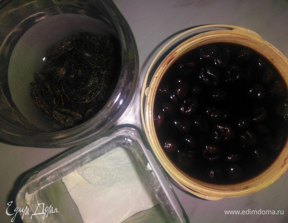 За день до приготовления вишню залить коньяком, накрыть крышкой или пленкой и оставить настояться, пропитаться. Если используете вишню в собственном соку, сок предварительно слить.