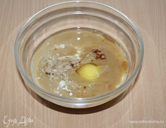 В отдельной чашке смешаем жидкие продукты, добавим яйцо, перемешаем.
