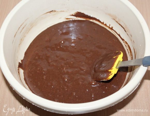 Смешиваем жидкие ингредиенты и сухие. Перемешиваем лопаткой до однородного состояния. 