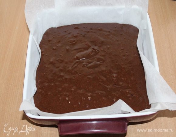 Выливаем в форму размером примерно 18х18 см с пергаментом.