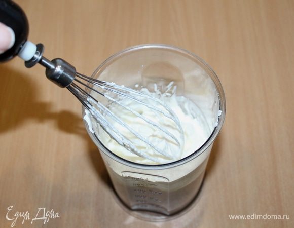 Взбиваем сливки с сахаром.
