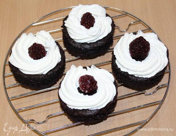 Собираем  тортики. Крем перекладываем в кулинарный мешок. Отсаживаем крем по периметру, а в центр кладем свежие или размороженные ягодки (ежевика, вишня и т.д.).