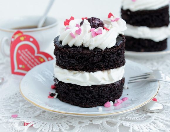 Сверху кладем аккуратно второй коржик и снова крем и ягодки. 
