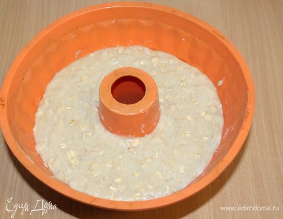 Выложить тесто в смазанную форму.