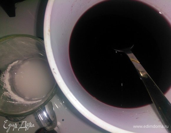 Крахмал смешать с холодным коньяком, и как только коньяк с сахаром закипит, залить тонкой струйкой, при этом постоянно помешивая, чтобы не образовались комочки.