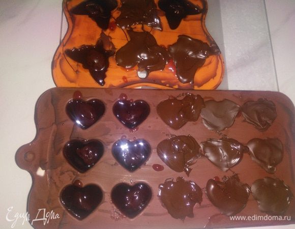 Оставшийся шоколад еще раз растопить и щедро замазать донышки конфет. На холодной начинке шоколад сразу застывает, не пытайтесь его разровнять, этим займемся позже.