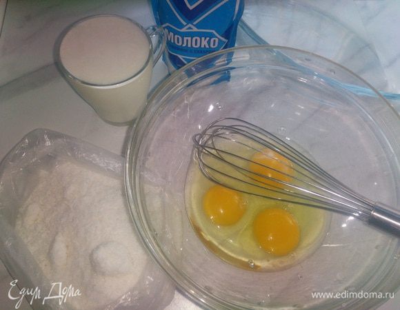 В миске смешать молоко сгущенное, яйца и молоко, перемешать венчиком.