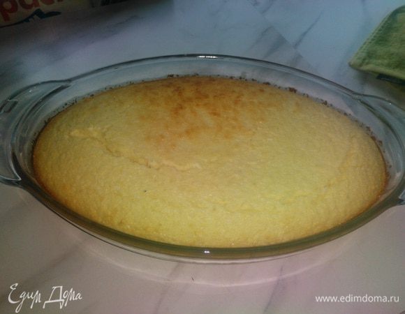 Выпекать пирог в разогретой духовке при 175°С 35 — 40 минут.