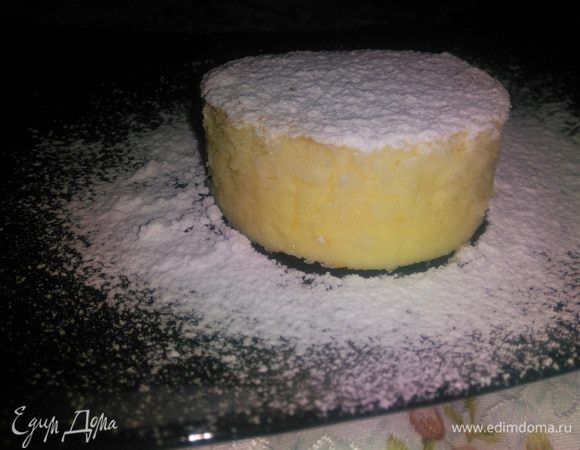 
Пирог получается с нежной кремовой структурой снизу и насыщенным кокосовым вкусом. 