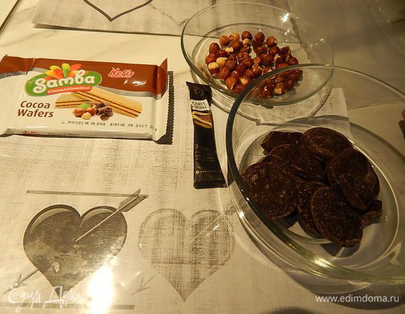 Готовить шоколадные сердечки совсем не сложно, главное подготовить все необходимые продукты и инвентарь.
У меня шоколад молочный 56%, лесные орехи, вафли с шоколадной начинкой, кофе растворимый.
Можно взять любые орехи, кокосовую стружку, печенье, воздушный рис и другие добавки по вкусу. Необходимо подготовить рисунок, а так как рисовать я не умею, я нашла в интернете подходящий рисунок и распечатала его. Шоколадные сердца будем делать на ацетатной пленке или пергаментной бумаге. А также можно использовать силиконовый коврик, но тогда придется сердечки рисовать сразу самим шоколадом.