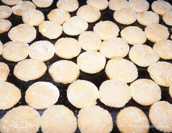 Выпекать при 160°С. При выпекании печенье увеличивается в объеме, имейте это ввиду. Готовится оно быстро, ориентируйтесь на запах.