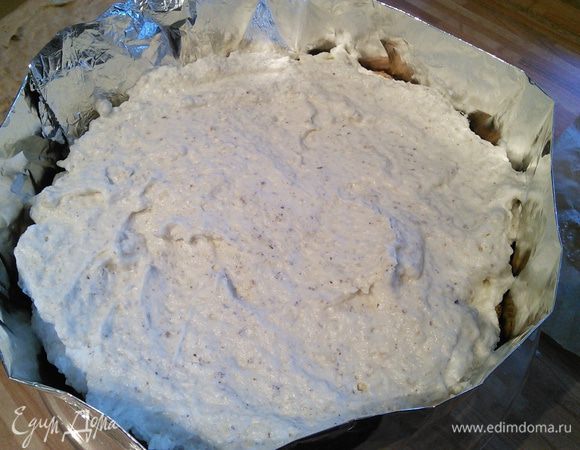 На корж выкладываем крем.