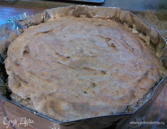 И накрываем вторым коржом. Ставим на холод минимум на 2 часа. 