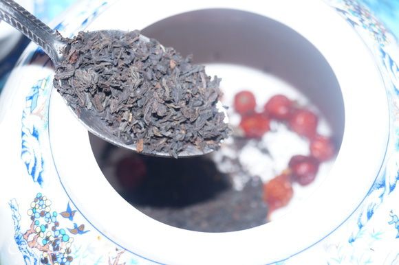 В прогретый заварочный чайник засыпаем плоды шиповника и черный или зеленый чай.