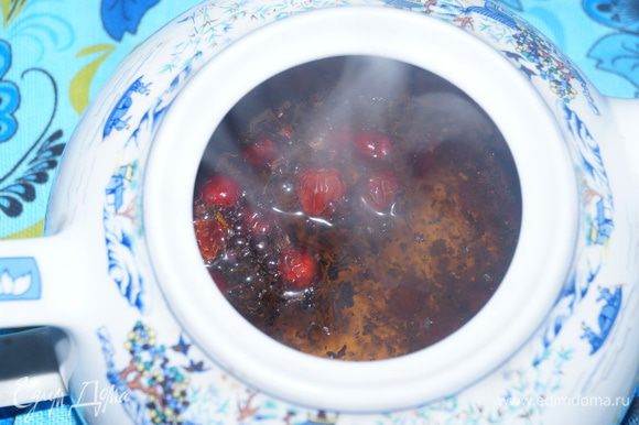 Добавляем размятые ягоды в чайник и заливаем кипятком.