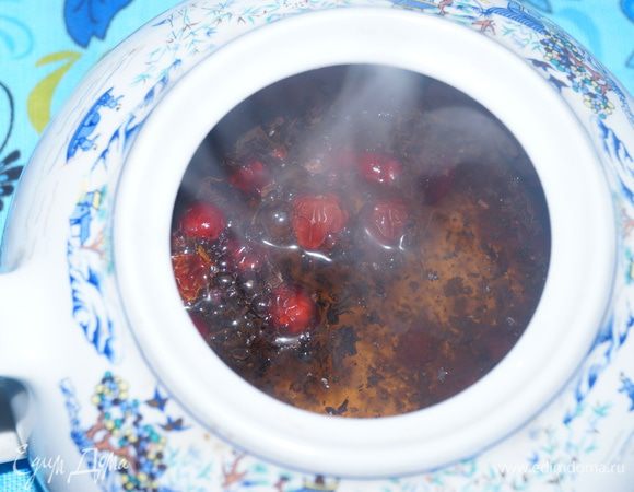 Добавляем размятые ягоды в чайник и заливаем кипятком. 