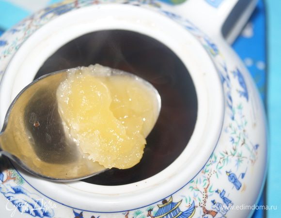 За эти 15 минут чай наш немного остыл, поэтому добавляем мед. Перемешиваем.