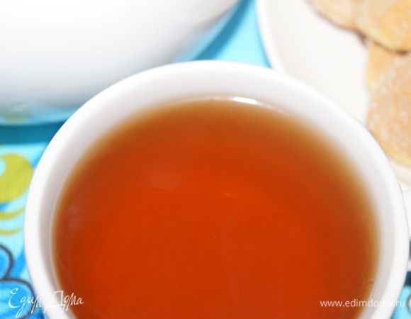 Витаминный чайный напиток с клюквой и шиповником готов. Пить такой чай можно как в горячем, так и холодном виде. 