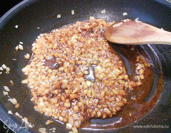 Для начала нужно очистить и порезать мелким кубиком лук. Подготовить специи, очистить и мелко нарезать имбирь. В разогретом масле пассеровать лук до прозрачности, добавить специи и имбирь, прогреть вместе до появления стойкого аромата. 