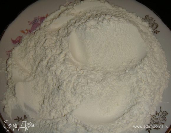 В тарелке смешать муку, разрыхлитель и соль.