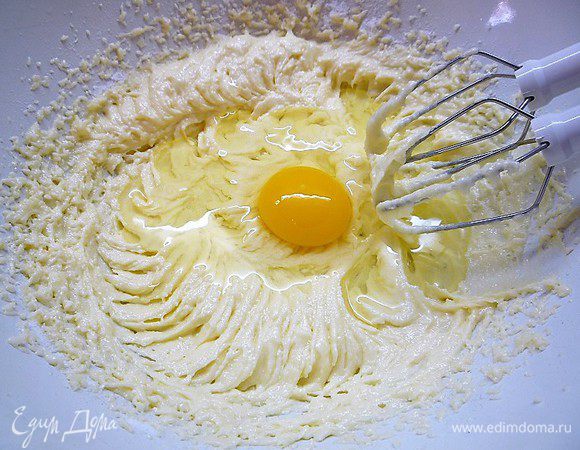 Продолжя взбивать, добавляем по одному яйца. Затем добавляем муку и еще раз хорошо взбиваем.